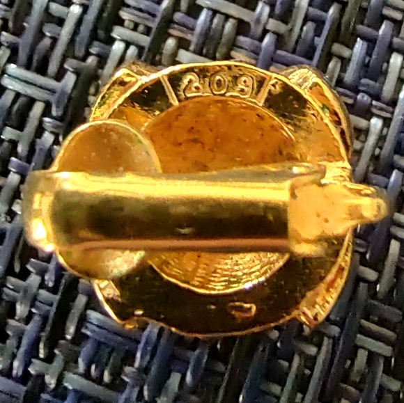 CHANEL Vintage Gold tone Interlocking CC CLIP-ON EARRINGS Authenticity Guarantee - Picture 4 of 9